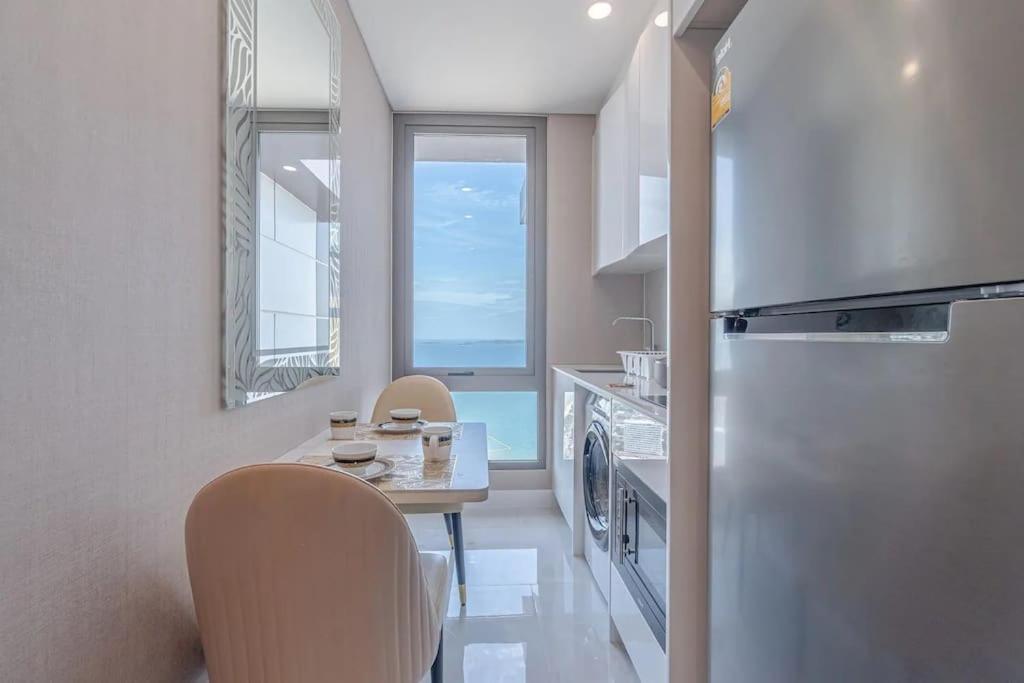 Sea View 5 Star Facilities Luxury At Pattaya Apartment